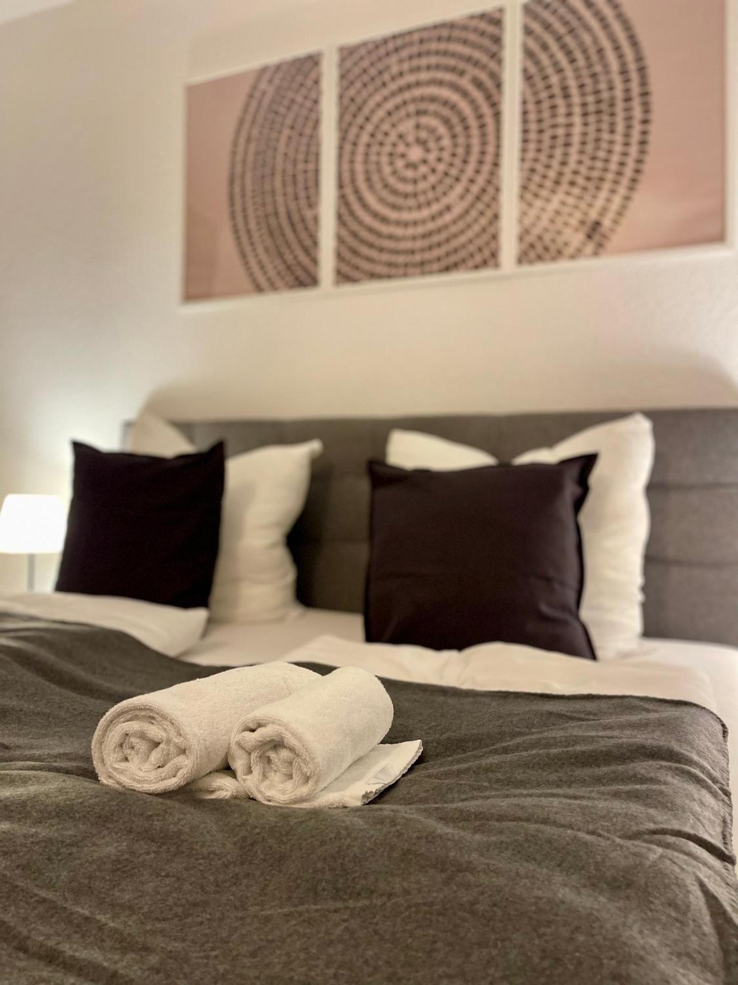 Raha Apartments - Ihr Komfortables Zuhause - Garten - Vollausstattung - Balkon - Parkplatz Kassel Esterno foto