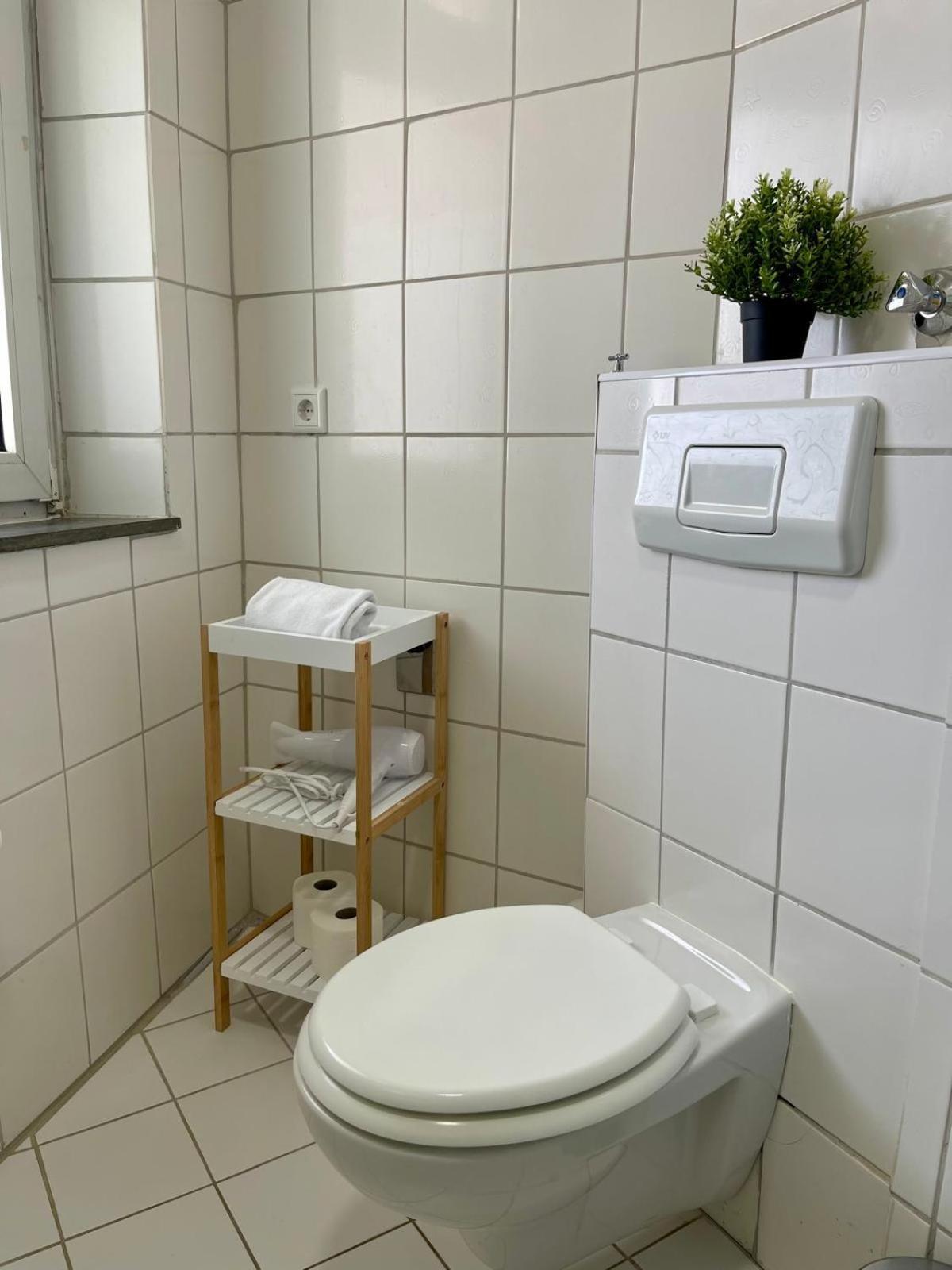 Raha Apartments - Ihr Komfortables Zuhause - Garten - Vollausstattung - Balkon - Parkplatz Kassel Esterno foto